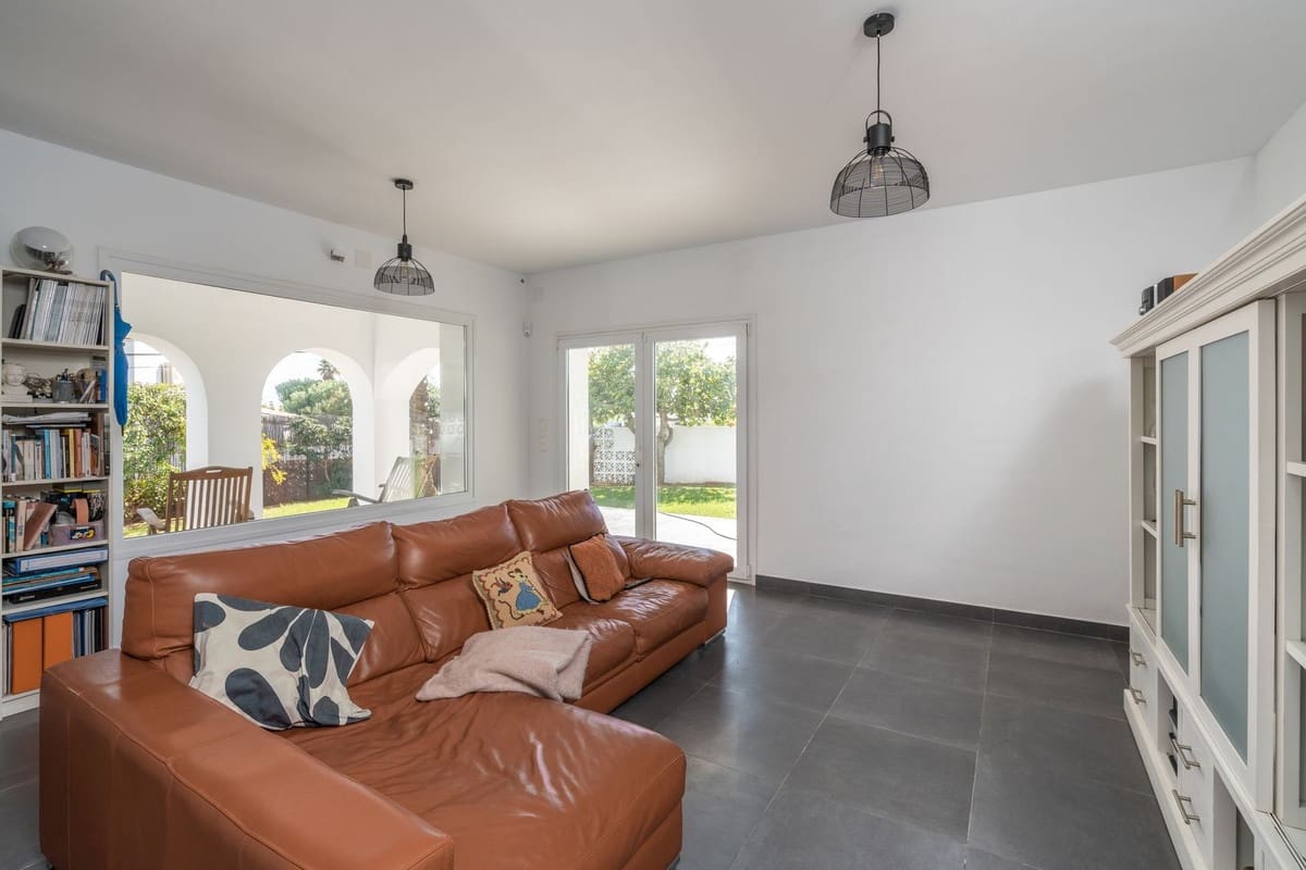 Chalet de 3 habitaciones en El Faro en venta con piscina garaje - 995.000 € (Ref: 9823386)