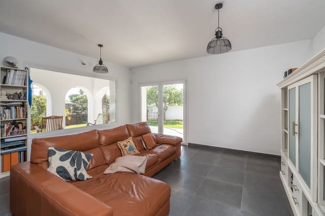 Chalet de 3 habitaciones en El Faro, Mijas en venta con piscina garaje - 995.000 € (Ref: 9823386)