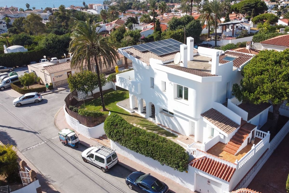 Chalet de 3 habitaciones en El Faro en venta con piscina garaje - 995.000 € (Ref: 9823386)