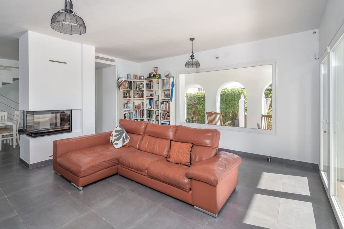 Chalet de 3 habitaciones en El Faro en venta con piscina garaje - 995.000 € (Ref: 9823386)