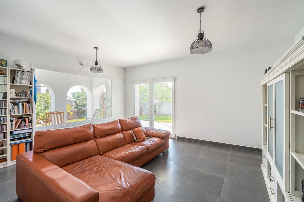 Chalet de 3 habitaciones en El Faro en venta con piscina garaje - 995.000 € (Ref: 9823386)