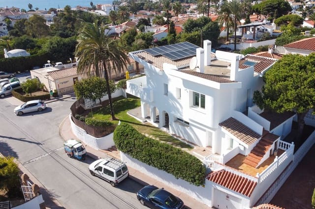 Chalet de 3 habitaciones en El Faro, Mijas en venta con piscina garaje - 995.000 € (Ref: 9823386)