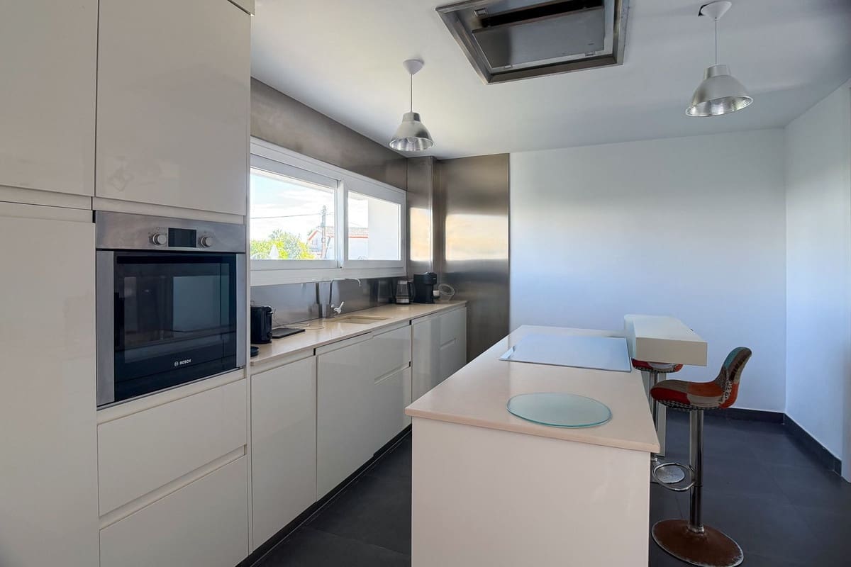 Chalet de 3 habitaciones en El Faro en venta con piscina garaje - 995.000 € (Ref: 9823386)