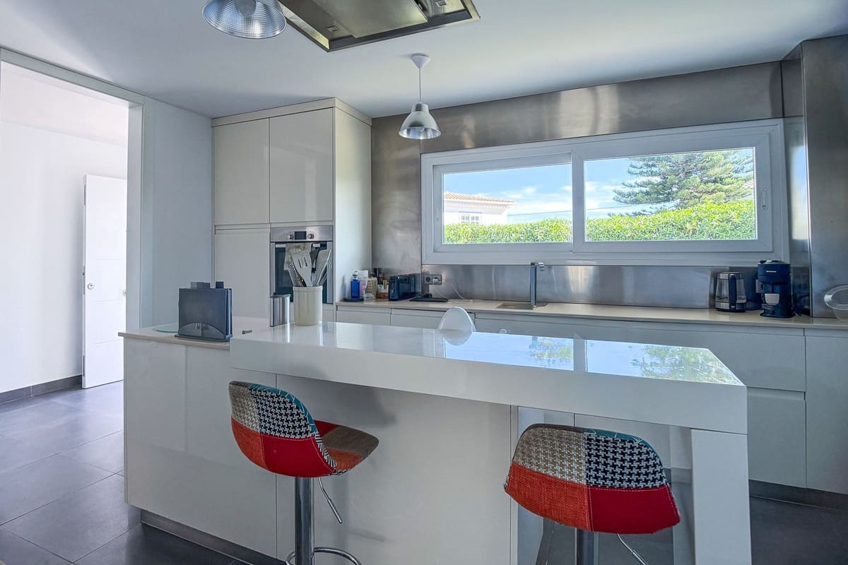 Chalet de 3 habitaciones en El Faro en venta con piscina garaje - 995.000 € (Ref: 9823386)
