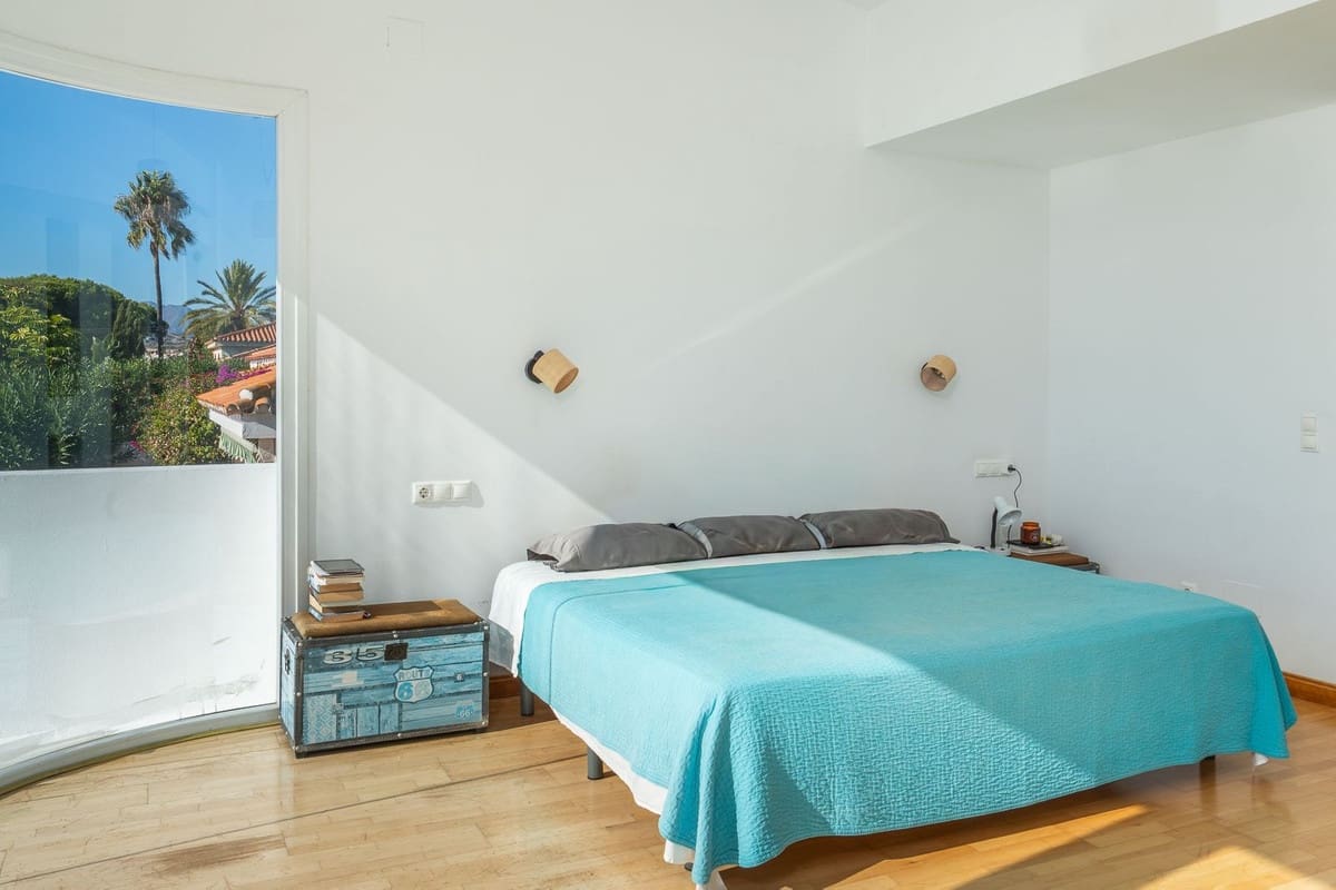 Chalet de 3 habitaciones en El Faro en venta con piscina garaje - 995.000 € (Ref: 9823386)