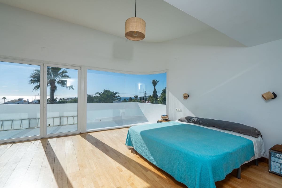 Chalet de 3 habitaciones en El Faro en venta con piscina garaje - 995.000 € (Ref: 9823386)