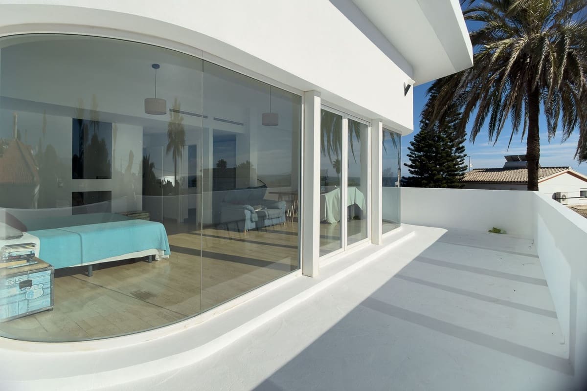 Chalet de 3 habitaciones en El Faro en venta con piscina garaje - 995.000 € (Ref: 9823386)