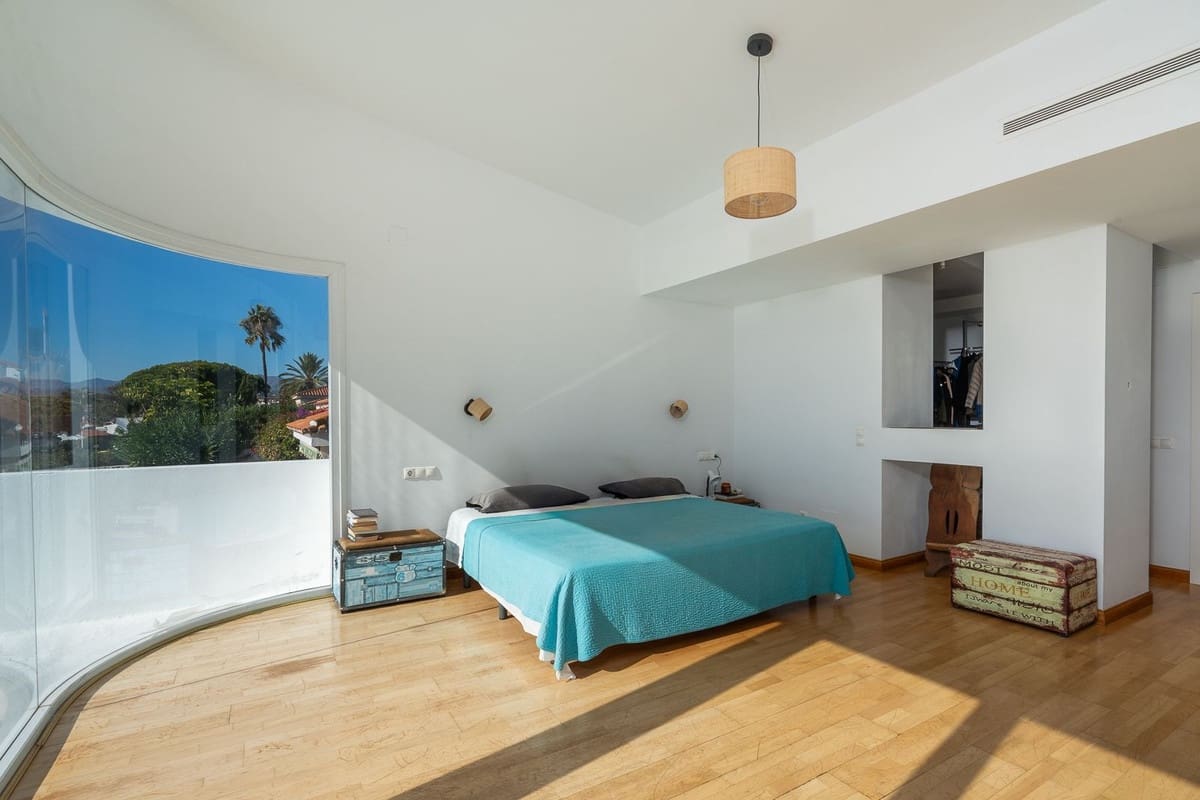 Chalet de 3 habitaciones en El Faro en venta con piscina garaje - 995.000 € (Ref: 9823386)