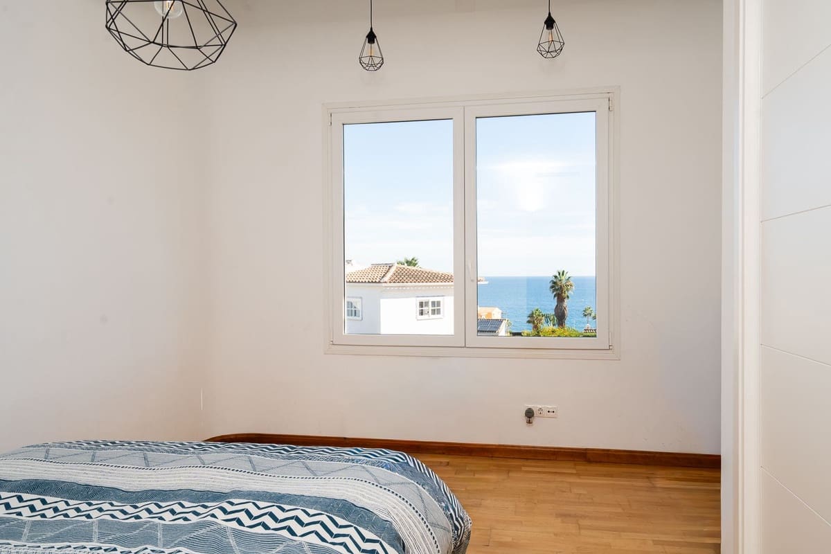 Chalet de 3 habitaciones en El Faro en venta con piscina garaje - 995.000 € (Ref: 9823386)