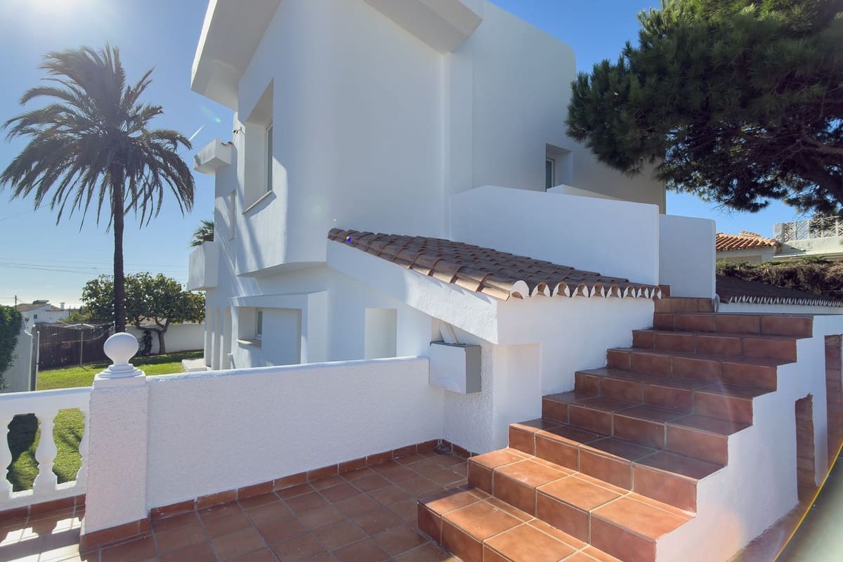 Chalet de 3 habitaciones en El Faro en venta con piscina garaje - 995.000 € (Ref: 9823386)