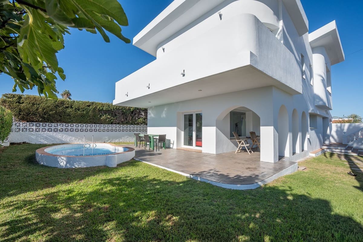 Chalet de 3 habitaciones en El Faro en venta con piscina garaje - 995.000 € (Ref: 9823386)