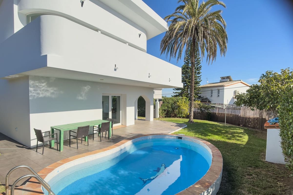 Chalet de 3 habitaciones en El Faro en venta con piscina garaje - 995.000 € (Ref: 9823386)