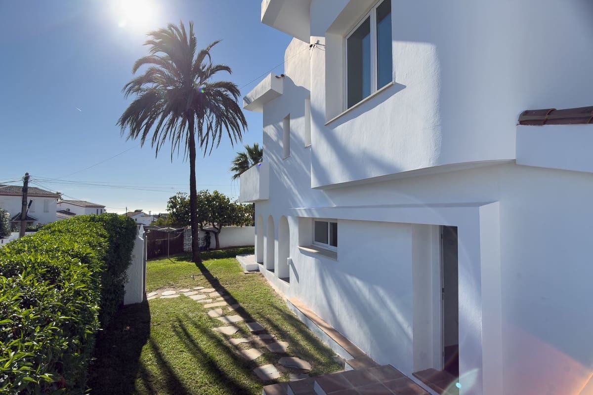 Chalet de 3 habitaciones en El Faro en venta con piscina garaje - 995.000 € (Ref: 9823386)