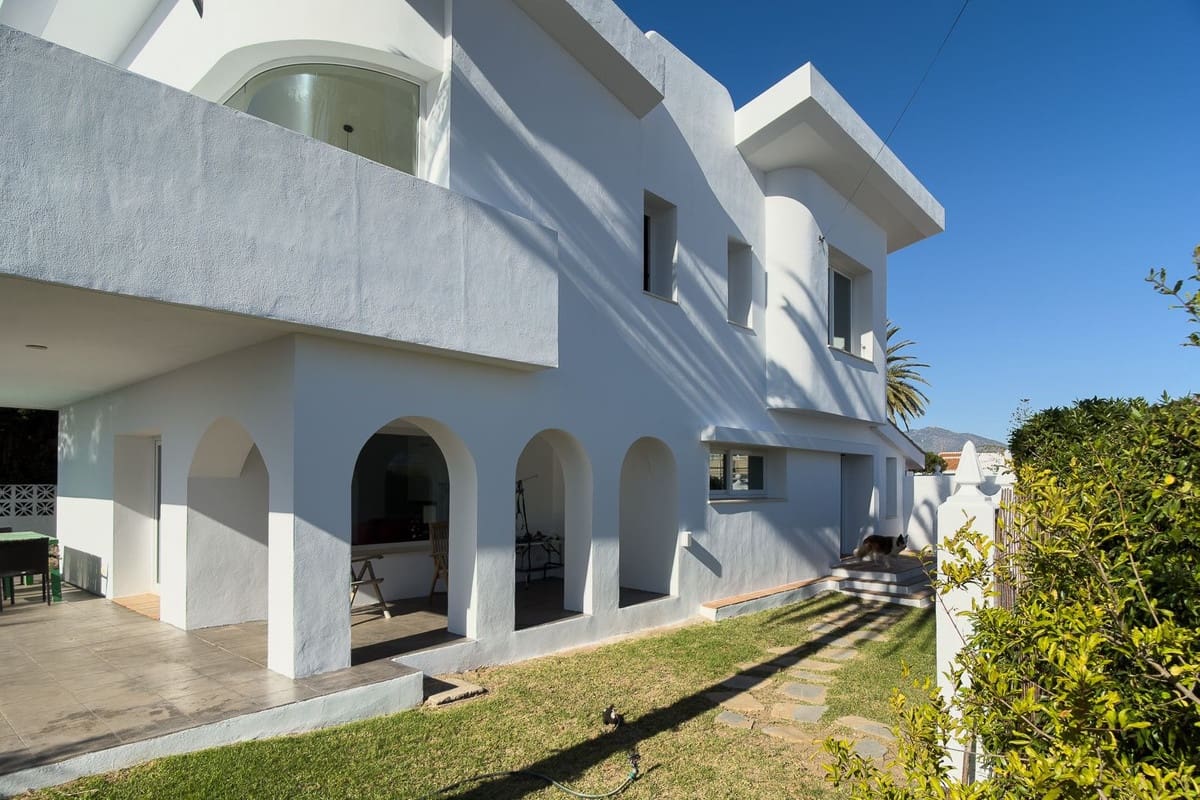 Chalet de 3 habitaciones en El Faro en venta con piscina garaje - 995.000 € (Ref: 9823386)