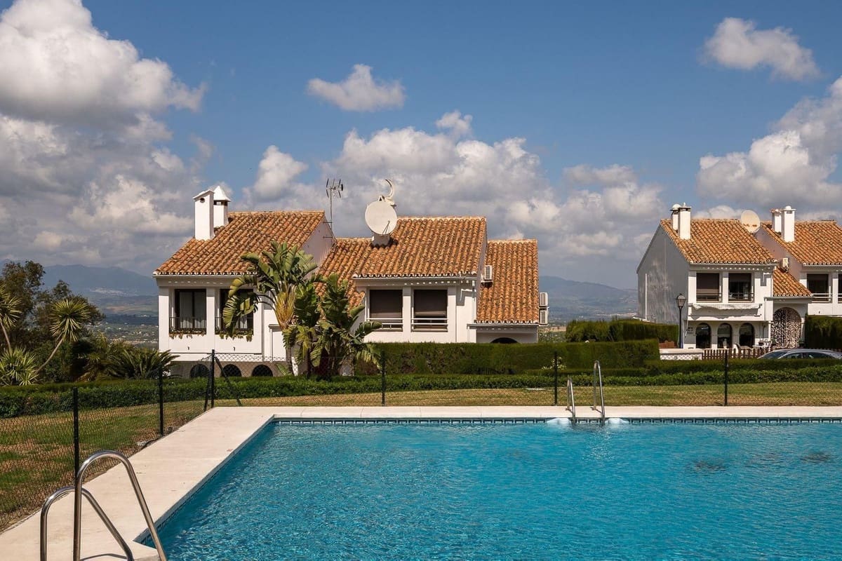 3 quarto Moradia Geminada para venda em Alhaurin el Grande com piscina - 419 000 € (Ref: 9823391)