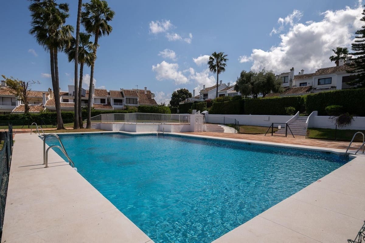 3 quarto Moradia Geminada para venda em Alhaurin el Grande com piscina - 419 000 € (Ref: 9823391)