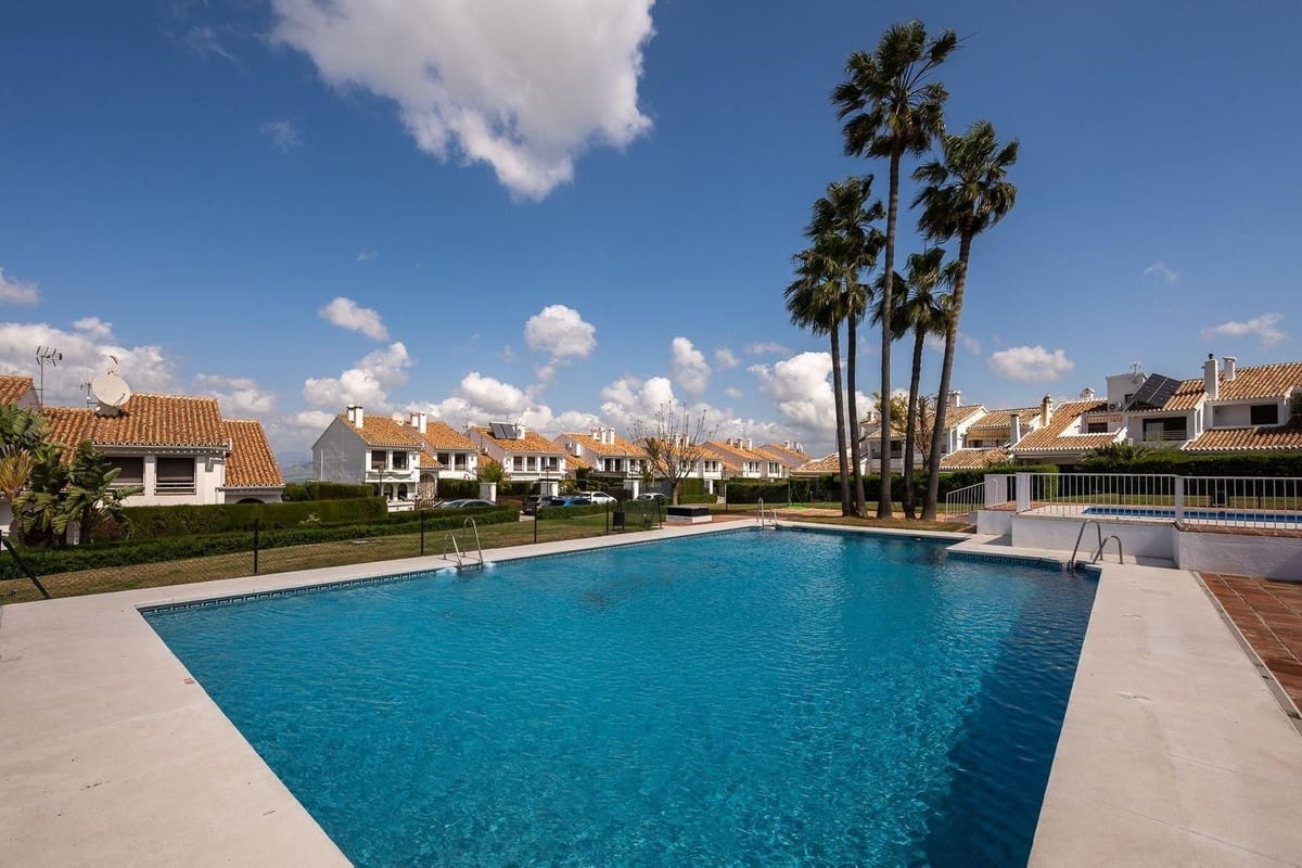 3 quarto Moradia Geminada para venda em Alhaurin el Grande com piscina - 419 000 € (Ref: 9823391)
