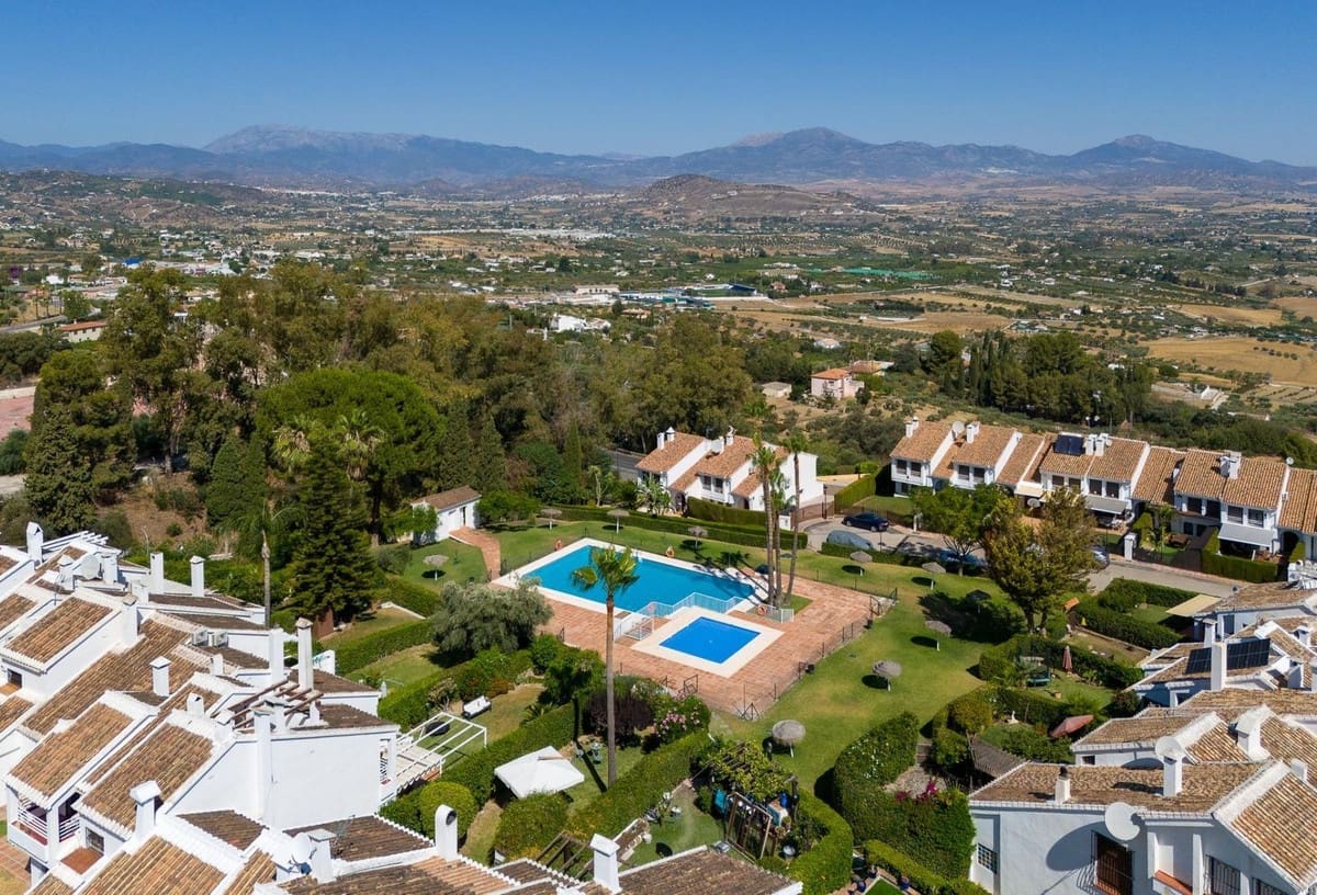 3 quarto Moradia Geminada para venda em Alhaurin el Grande com piscina - 419 000 € (Ref: 9823391)