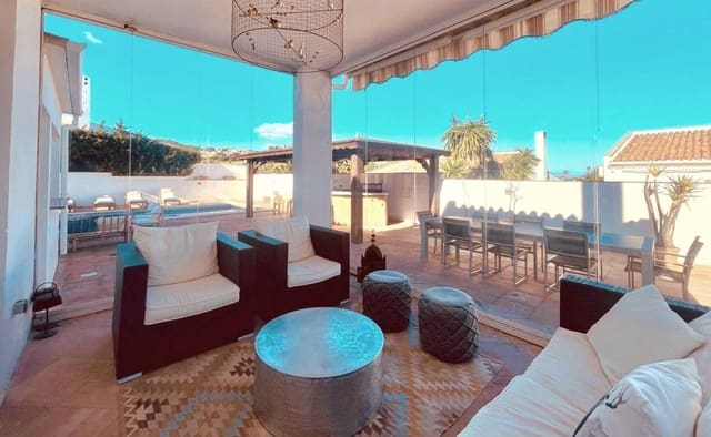 4 soverom Villa til salgs i La Duquesa / Puerto de la Duquesa, Manilva med svømmebasseng - € 775 000 (Ref: 9823393)