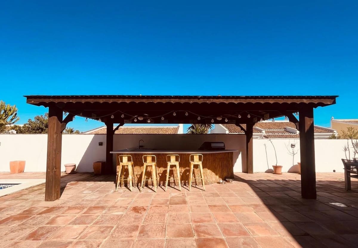 4 sypialnia Willa na sprzedaż w La Duquesa / Puerto de la Duquesa z basenem - 775 000 € (Ref: 9823393)