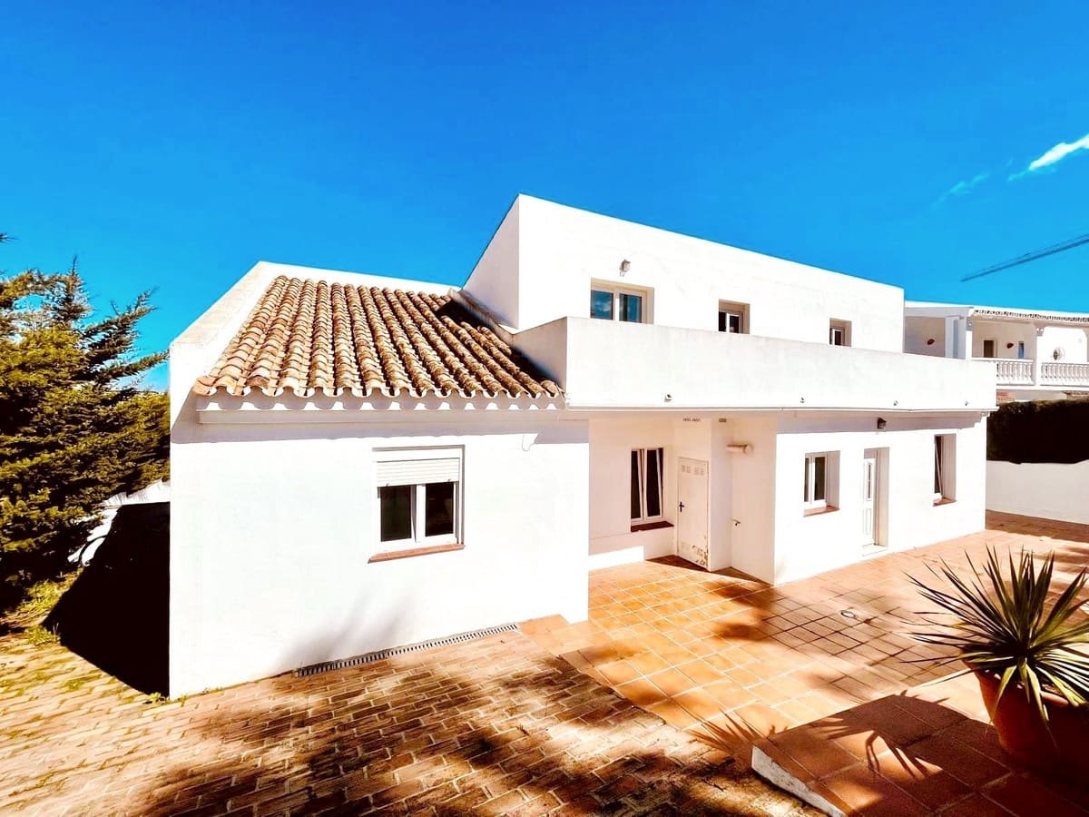 4 sypialnia Willa na sprzedaż w La Duquesa / Puerto de la Duquesa z basenem - 775 000 € (Ref: 9823393)