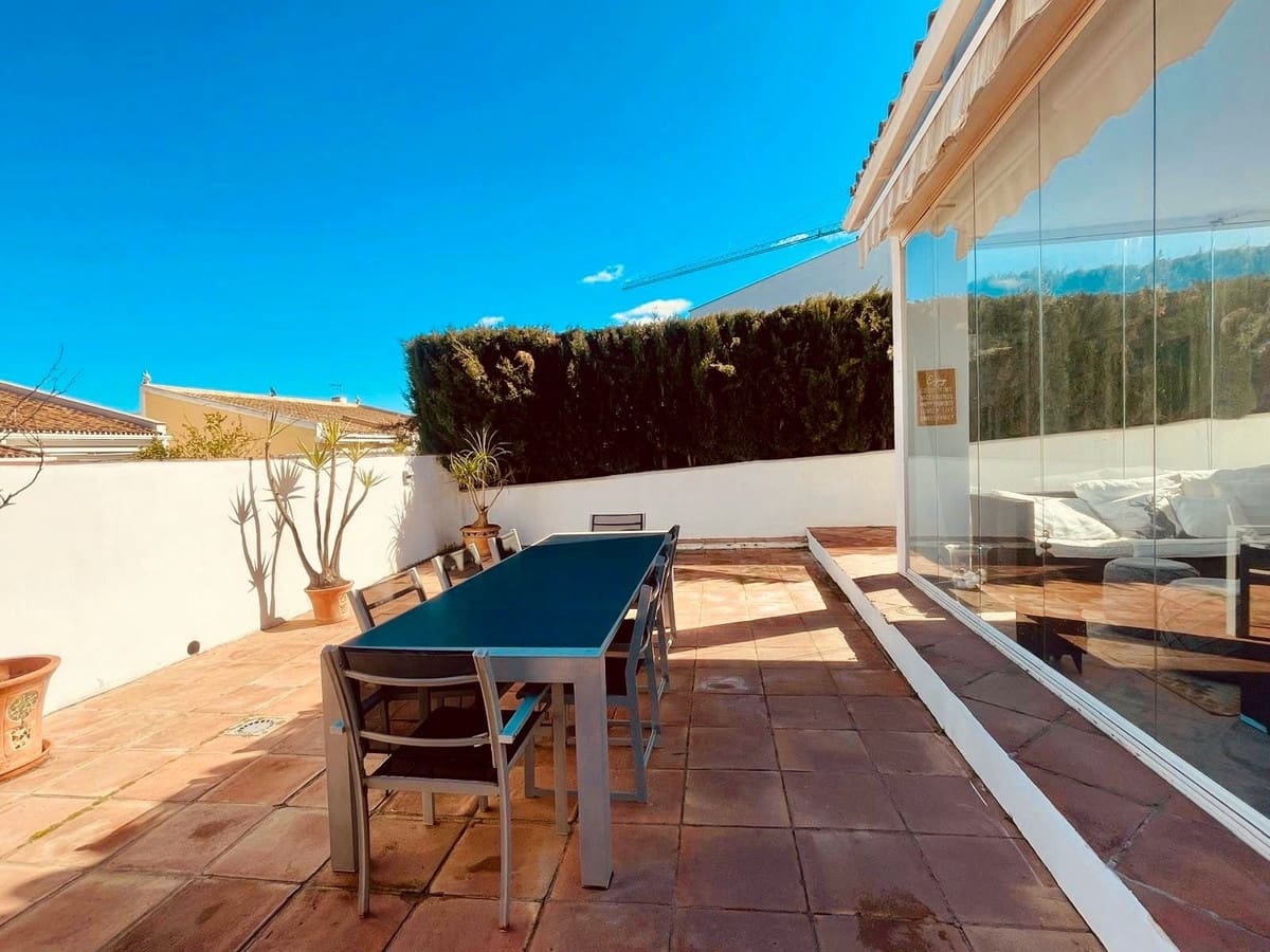 4 sypialnia Willa na sprzedaż w La Duquesa / Puerto de la Duquesa z basenem - 775 000 € (Ref: 9823393)