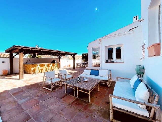 4 soverom Villa til salgs i La Duquesa / Puerto de la Duquesa, Manilva med svømmebasseng - € 775 000 (Ref: 9823393)