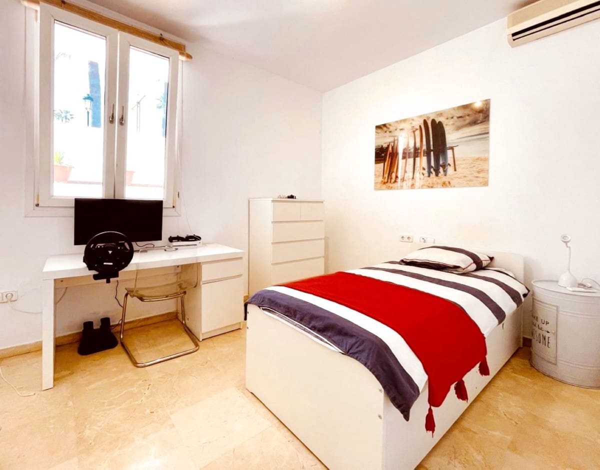 4 sypialnia Willa na sprzedaż w La Duquesa / Puerto de la Duquesa z basenem - 775 000 € (Ref: 9823393)