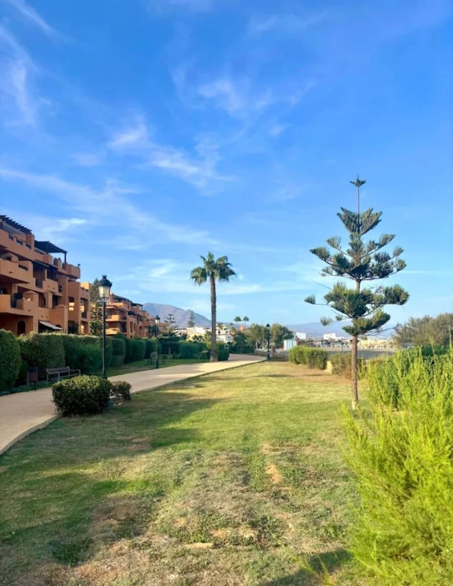 4 sypialnia Willa na sprzedaż w La Duquesa / Puerto de la Duquesa z basenem - 775 000 € (Ref: 9823393)