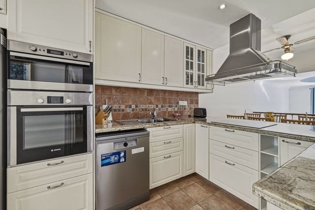 2 chambre Villa/Maison Semi-Mitoyenne à vendre à La Dama de Noche - La Alzambra, Marbella avec piscine garage - 775 000 € (Ref: 9823394)