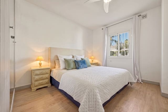 2 chambre Villa/Maison Semi-Mitoyenne à vendre à La Dama de Noche - La Alzambra, Marbella avec piscine garage - 775 000 € (Ref: 9823394)