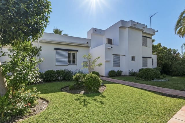 2 chambre Villa/Maison Semi-Mitoyenne à vendre à La Dama de Noche - La Alzambra, Marbella avec piscine garage - 775 000 € (Ref: 9823394)