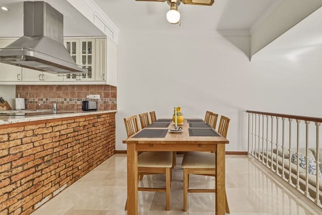 2 chambre Villa/Maison Semi-Mitoyenne à vendre à La Dama de Noche - La Alzambra, Marbella avec piscine garage - 775 000 € (Ref: 9823394)