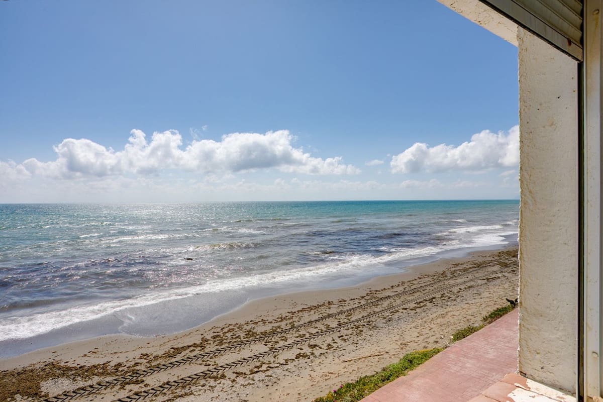3 sovrum Villa till salu i Estepona med pool - 1 100 000 € (Ref: 9823395)