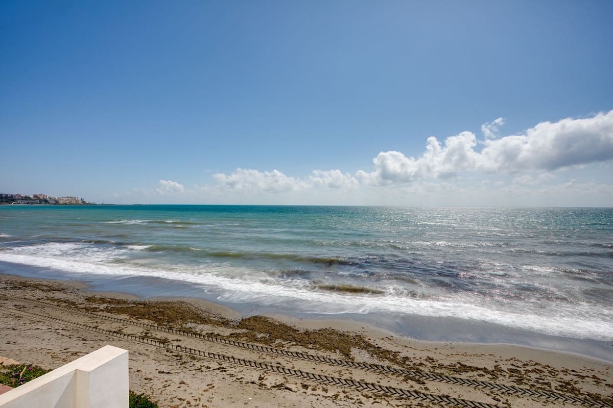 3 sovrum Villa till salu i Estepona med pool - 1 100 000 € (Ref: 9823395)
