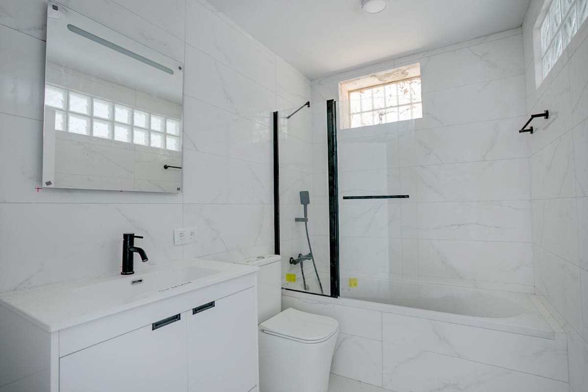 3 sovrum Villa till salu i Estepona med pool - 1 100 000 € (Ref: 9823395)