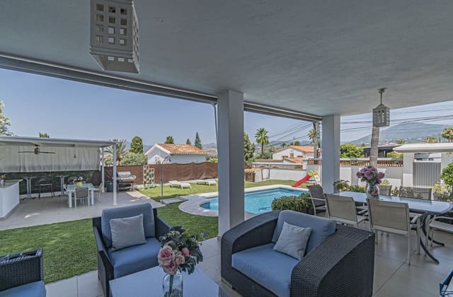 Chalet de 5 habitaciones en San Pedro de Alcántara Pueblo, Marbella en venta con piscina - 1.950.000 € (Ref: 9823399)