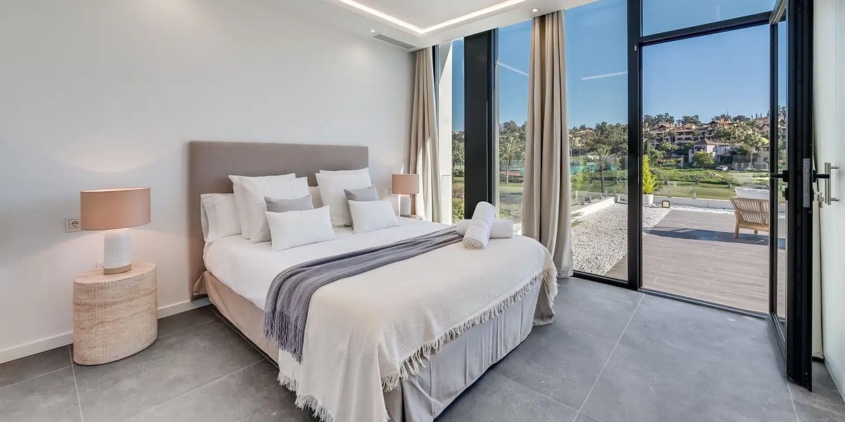 5 bedroom Villa for sale in El Paraiso with pool - € 1,795,000 (Ref: 9823401)