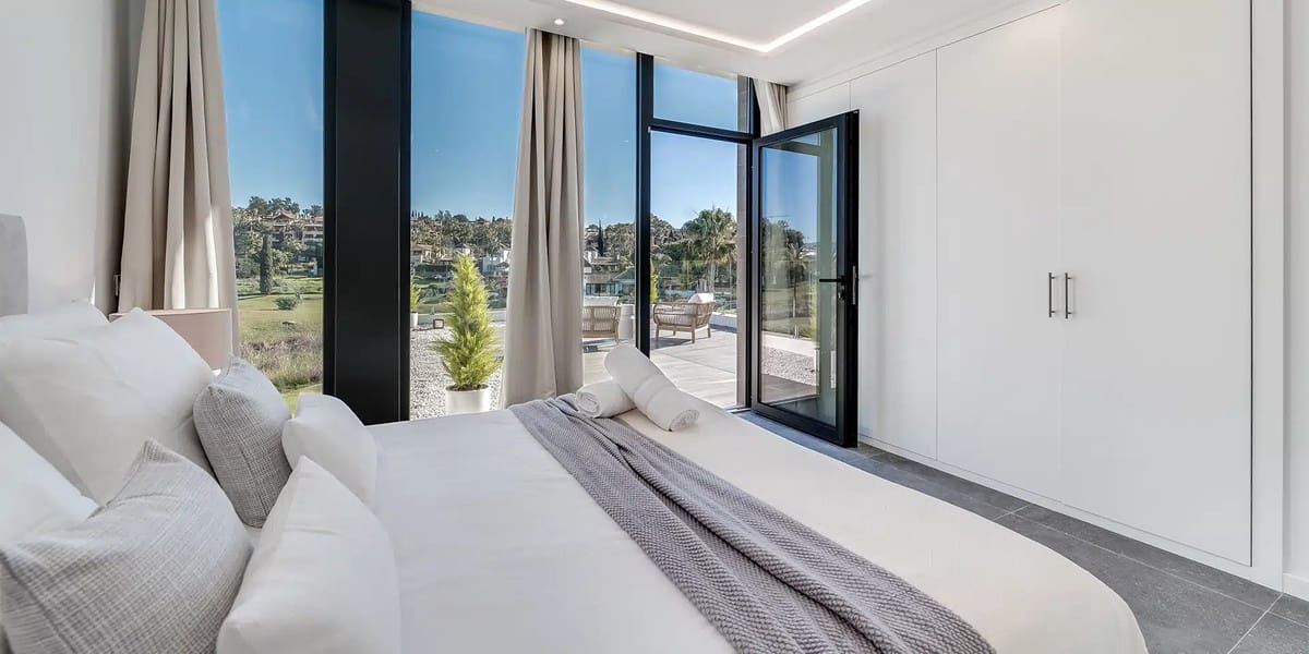 5 bedroom Villa for sale in El Paraiso with pool - € 1,795,000 (Ref: 9823401)