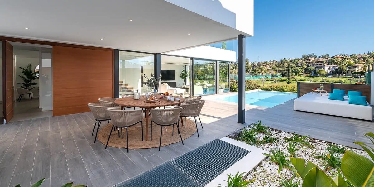 5 bedroom Villa for sale in El Paraiso with pool - € 1,795,000 (Ref: 9823401)