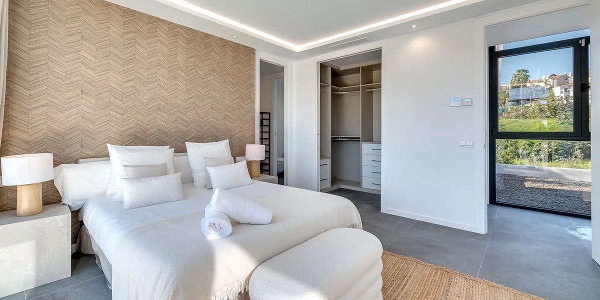 5 bedroom Villa for sale in El Paraiso with pool - € 1,795,000 (Ref: 9823401)