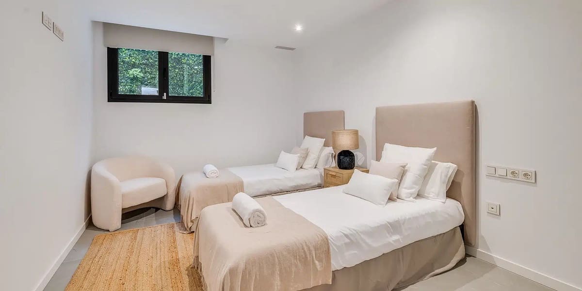 5 bedroom Villa for sale in El Paraiso with pool - € 1,795,000 (Ref: 9823401)