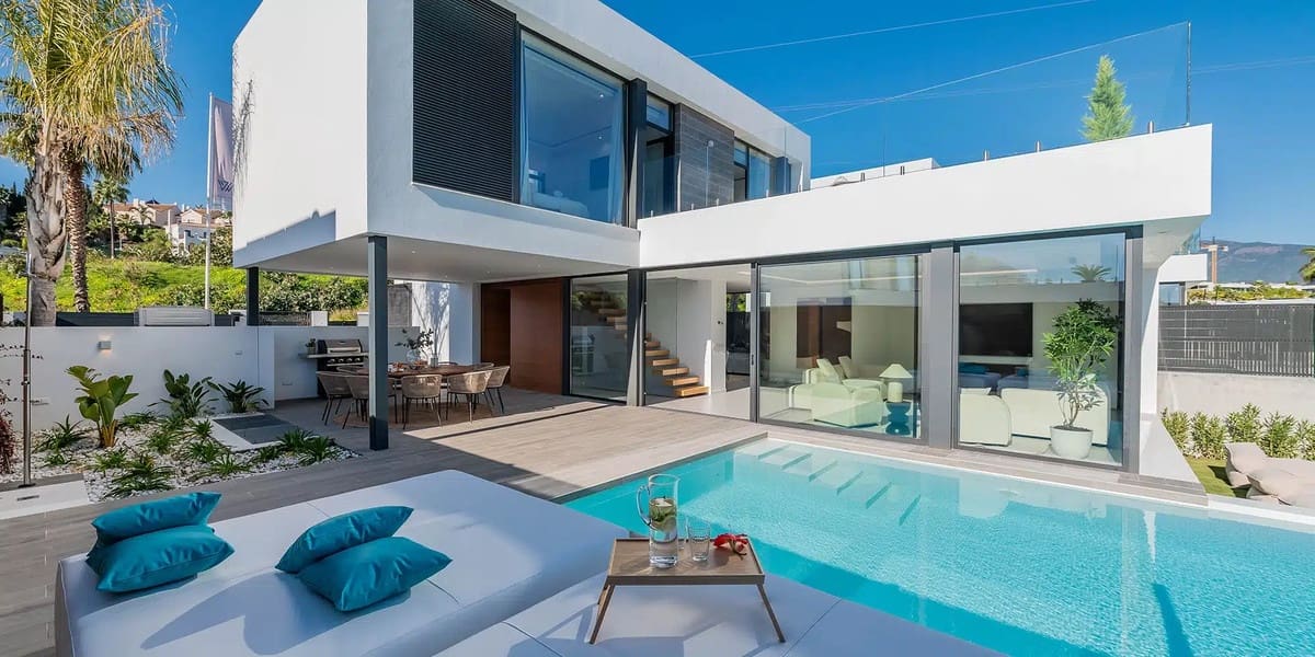 5 bedroom Villa for sale in El Paraiso with pool - € 1,795,000 (Ref: 9823401)