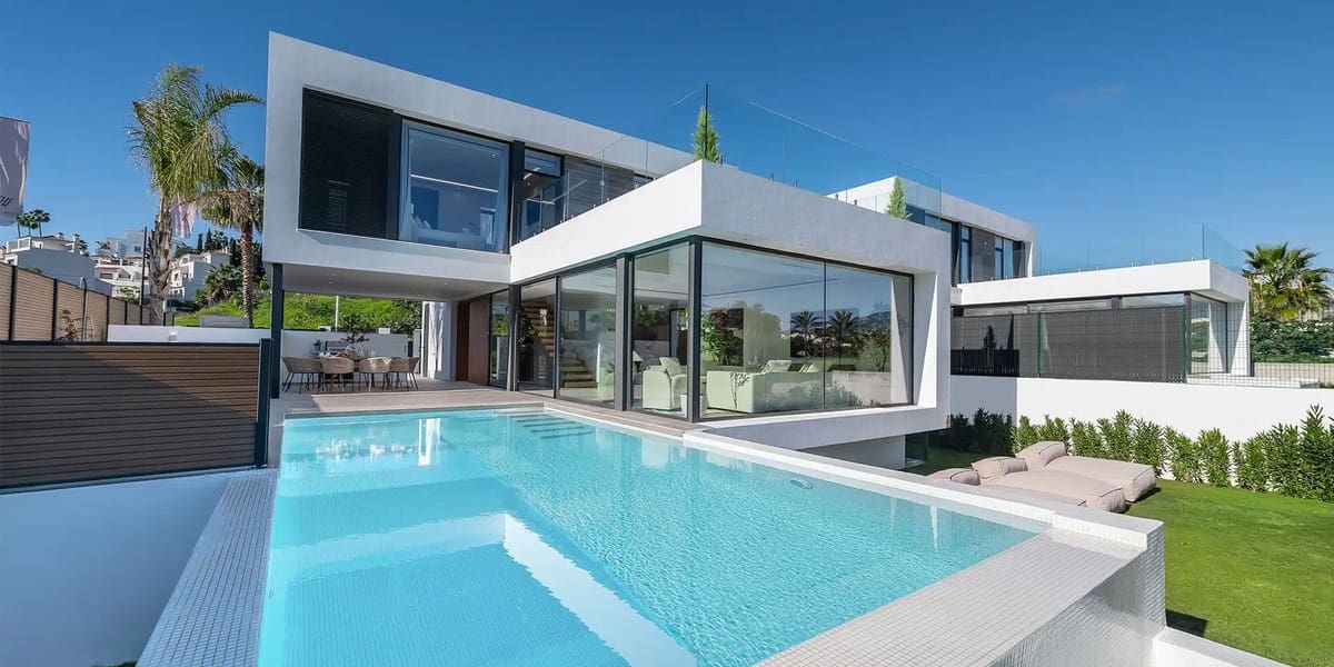 5 bedroom Villa for sale in El Paraiso with pool - € 1,795,000 (Ref: 9823401)