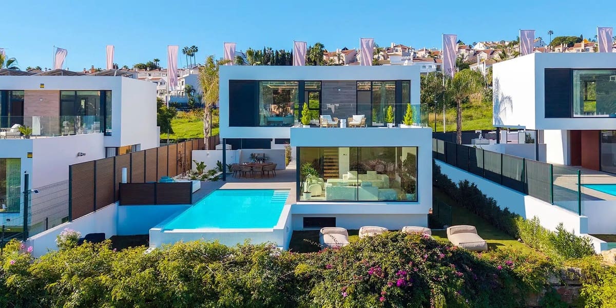 5 bedroom Villa for sale in El Paraiso with pool - € 1,795,000 (Ref: 9823401)