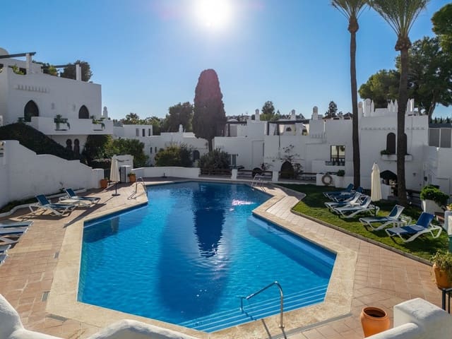 4 sypialnia Dom blizniak na sprzedaż w La Dama de Noche - La Alzambra, Marbella z basenem garażem - 1 495 000 € (Ref: 9823405)