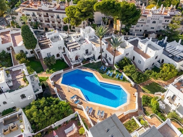4 sypialnia Dom blizniak na sprzedaż w La Dama de Noche - La Alzambra, Marbella z basenem garażem - 1 495 000 € (Ref: 9823405)