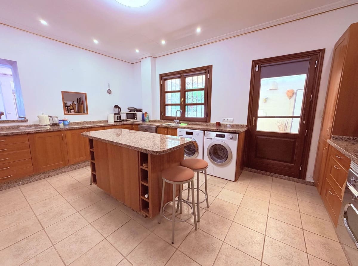 5 Zimmer Villa zu verkaufen in Buenas Noches mit Pool Garage - 1.500.000 € (Ref: 9823411)
