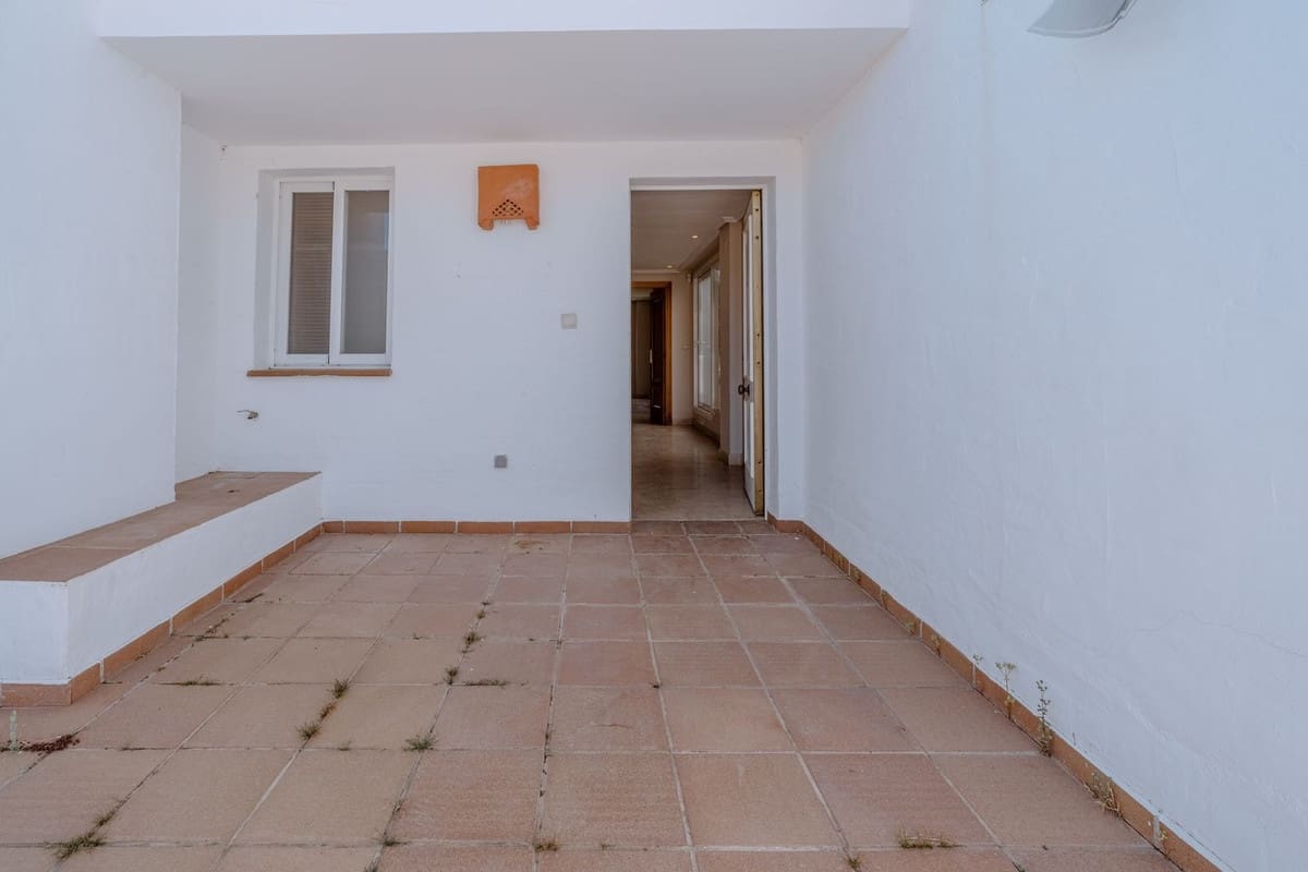 3 bedroom Semi-detached Villa for sale in New Golden Mile with pool garage - € 550,000 (Ref: 9823413)