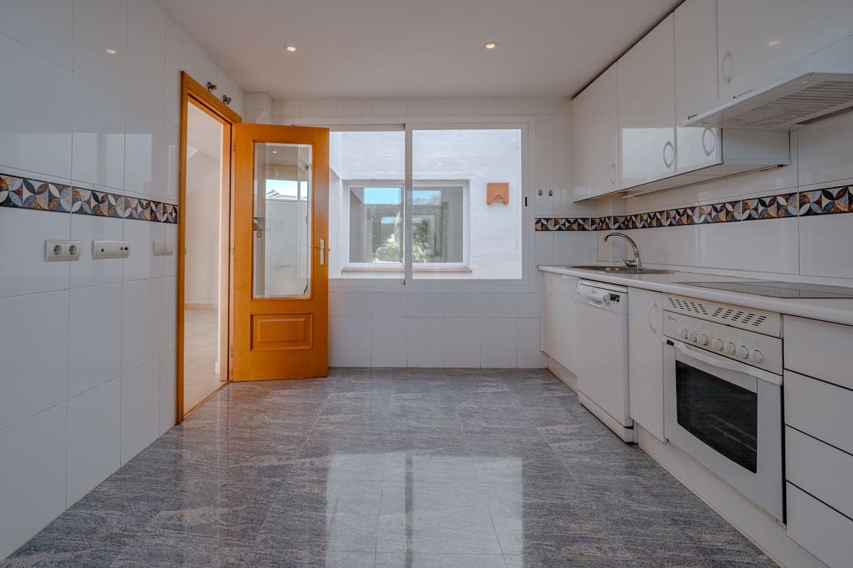 3 bedroom Semi-detached Villa for sale in New Golden Mile with pool garage - € 550,000 (Ref: 9823413)